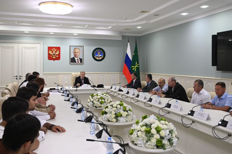 Мурат Кумпилов вручил премии ведущим спортсменам и тренерам республики. Мурат Кумпилов вручил премии ведущим спортсменам и тренерам республики.