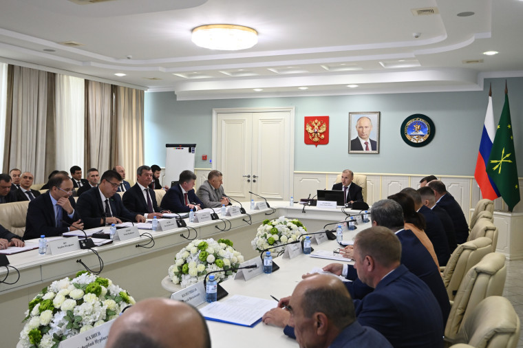 Глава Адыгеи поставил задачи по завершению уборки озимых зерновых. Глава Адыгеи поставил задачи по завершению уборки озимых зерновых.