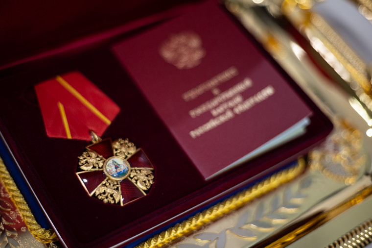 Семье Героя России Олега Цокова вручен орден Александра Невского. Семье Героя России Олега Цокова вручен орден Александра Невского.
