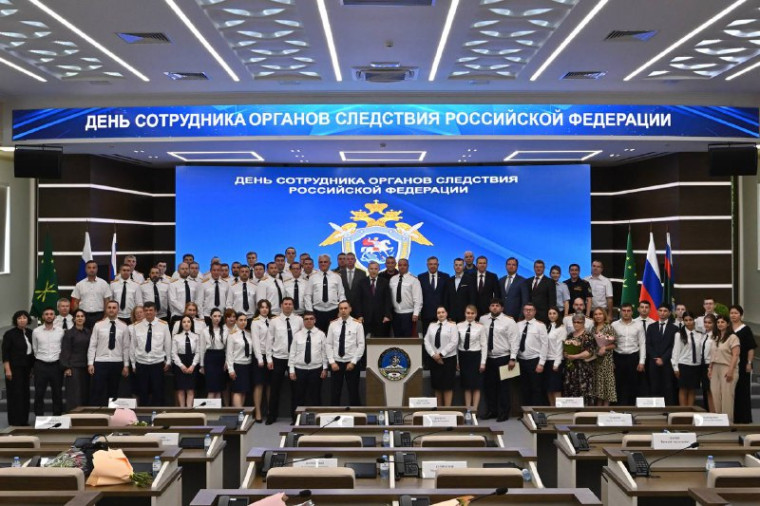 Был рад поздравить с профессиональным праздником сотрудников республиканского Следственного управления Следственного комитета РФ и ветеранов органов следствия.. Был рад поздравить с профессиональным праздником сотрудников республиканского Следственного управления Следственного комитета РФ и ветеранов органов следствия..